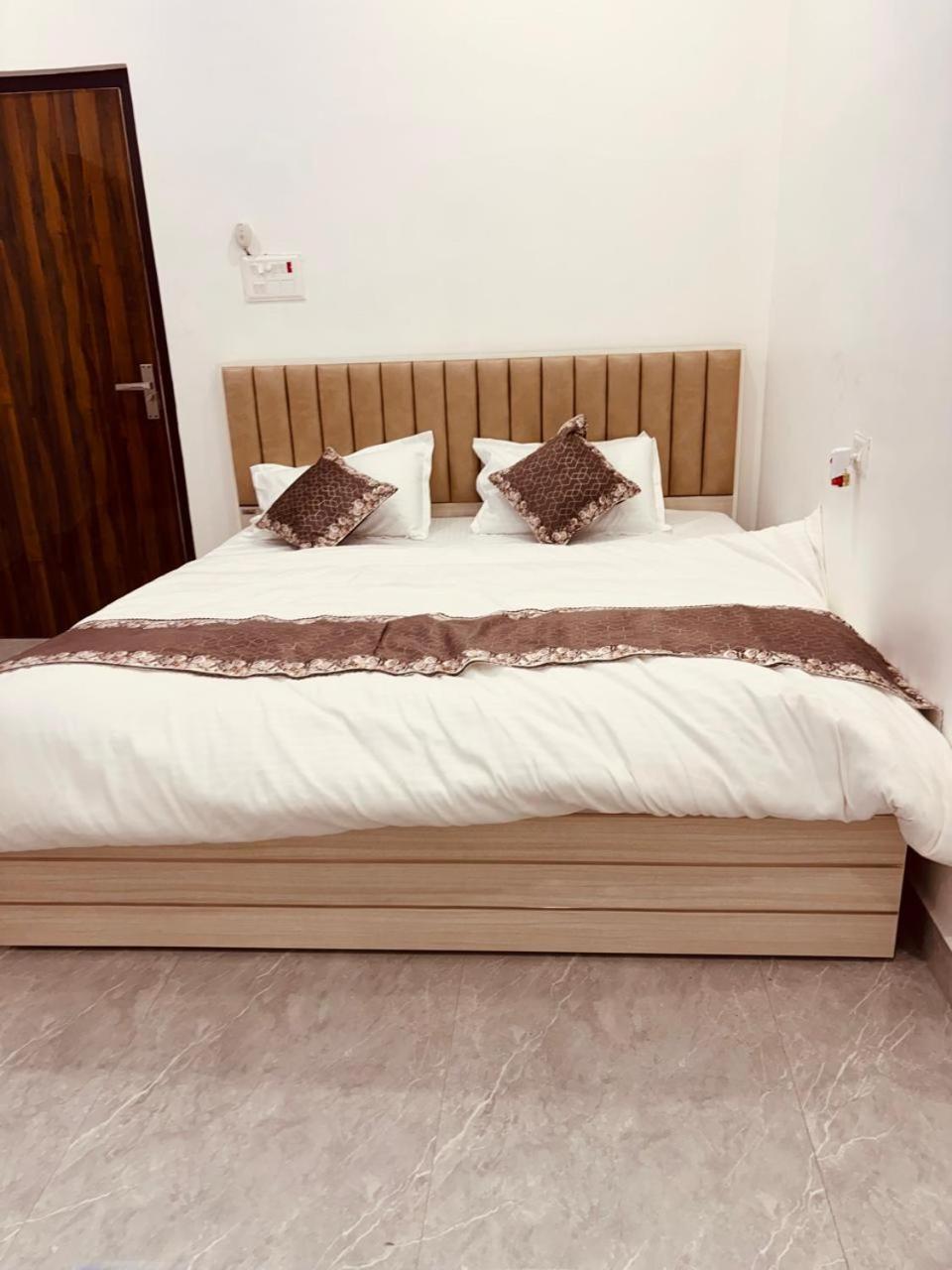 Shri Ram Darbar Hotel Ayodhya ภายนอก รูปภาพ