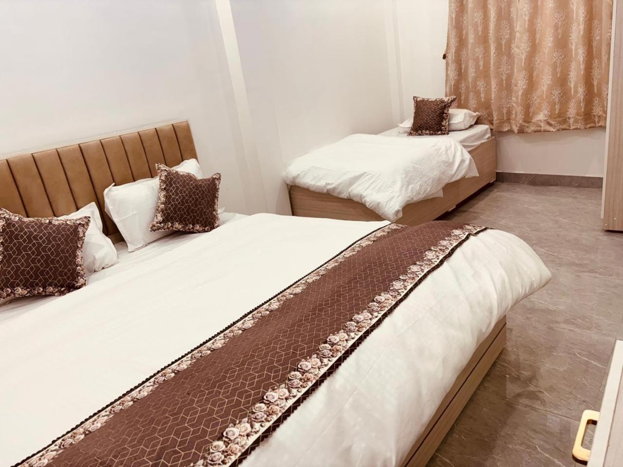 Shri Ram Darbar Hotel Ayodhya ภายนอก รูปภาพ