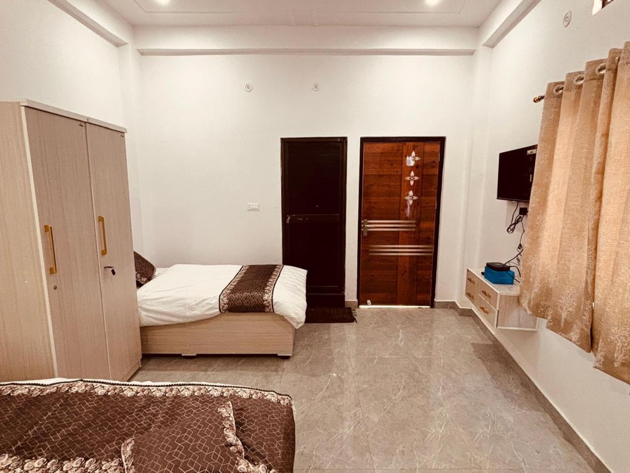 Shri Ram Darbar Hotel Ayodhya ภายนอก รูปภาพ